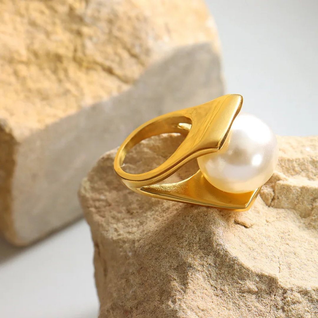 Perla Arc Cradle Ring