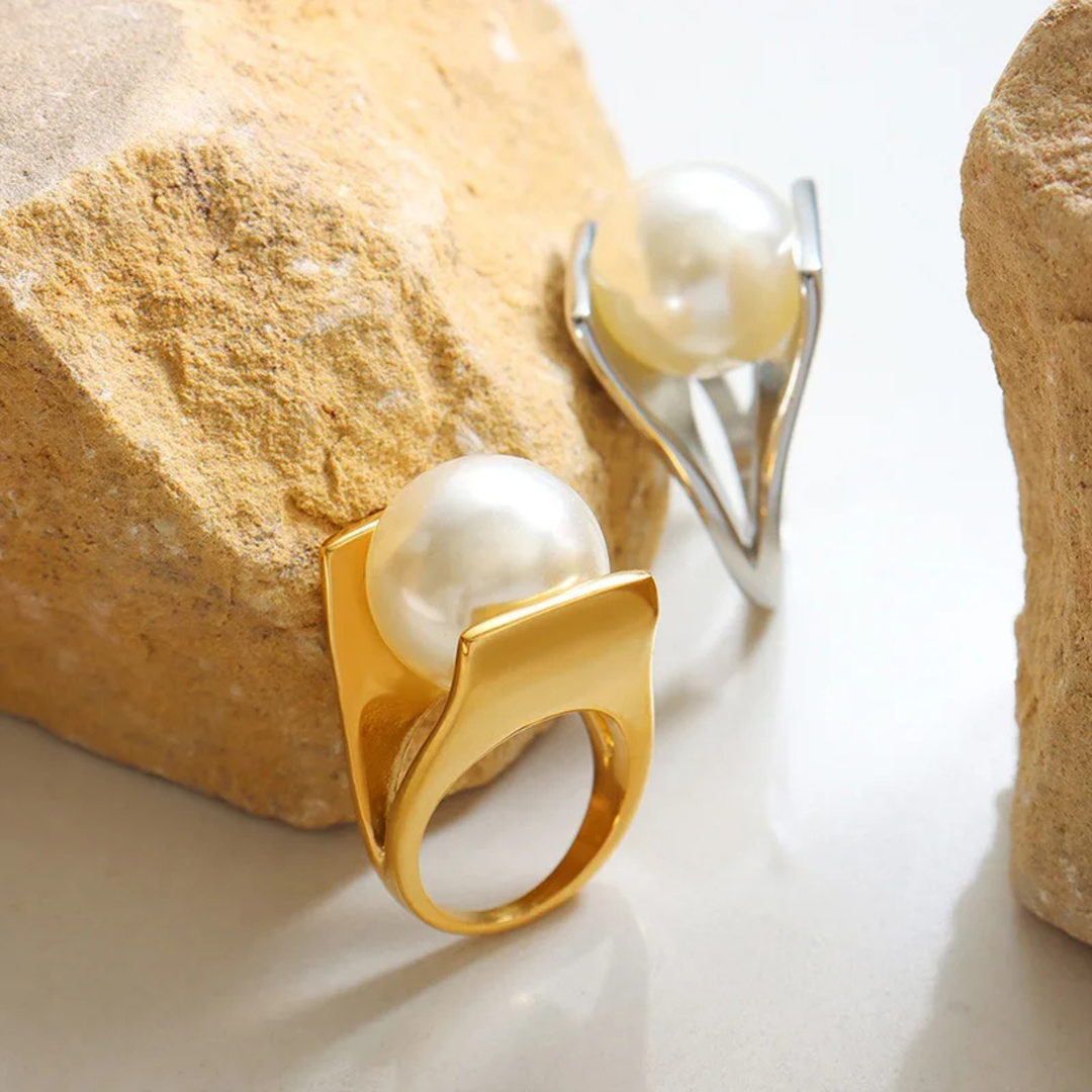 Perla Arc Cradle Ring