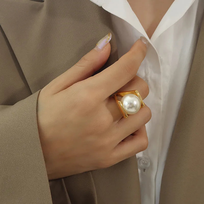 Perla Arc Cradle Ring