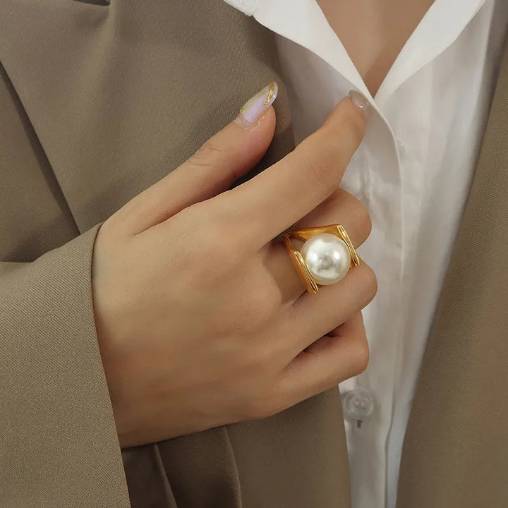 Perla Arc Cradle Ring