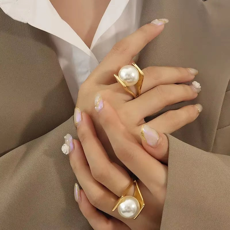 Perla Arc Cradle Ring