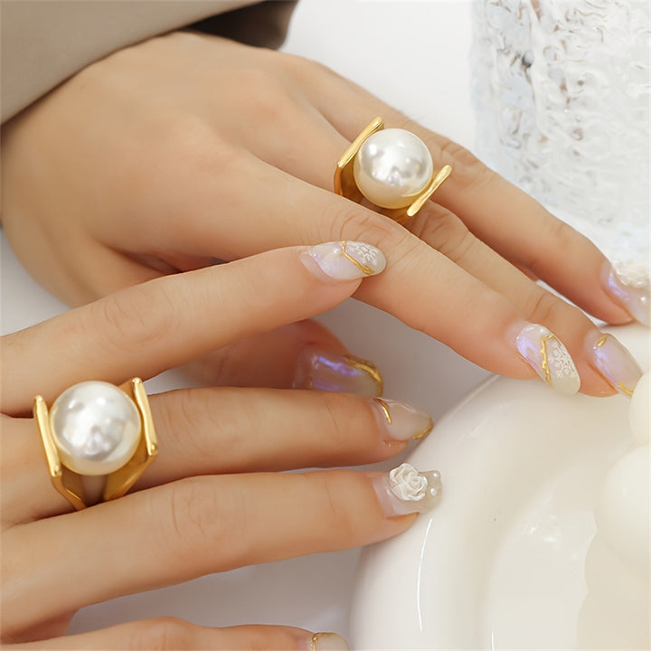 Perla Arc Cradle Ring